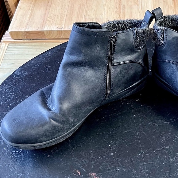Kim Rogers Black Short Booties size 8. Faux leather boots with grey trim on back - Picture 12 of 16